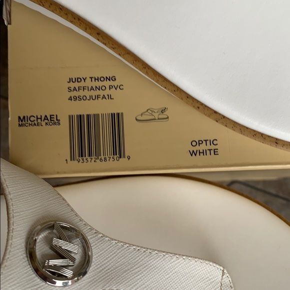 MICHAEL KORS JUDY THONG SAFFIANO PVC OPTIC WHITE - Picture 14 of 16